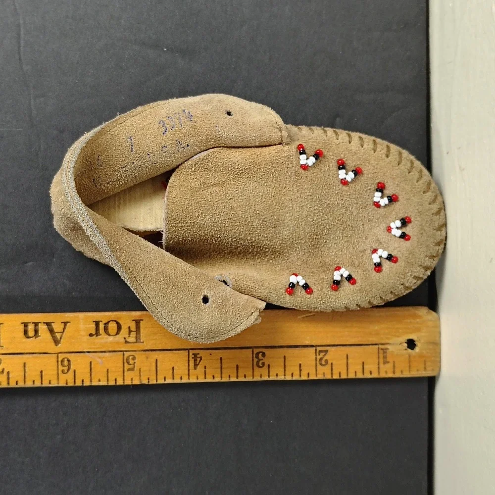 Minnetonka Moccasins Toddler Size 7 Tan Suede Beaded Vintage Slip On Shoes